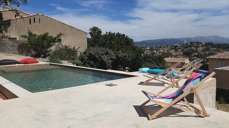 Terrasse maçonnée réalisée par le Groupe Delaud dans le Var, support idéal d'une cuisine d'extérieur