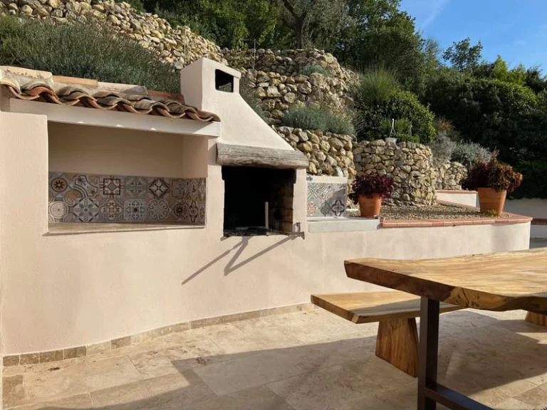 Rénovation extérieure et terrasse aménagée par le Groupe Delaud dans le Var