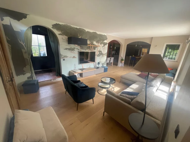 Salon et séjour rénovés par le Groupe Delaud dans le Var