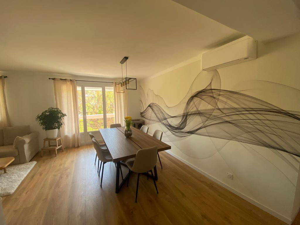 Pose de papier peint panoramique et décoratif pour personnaliser les murs