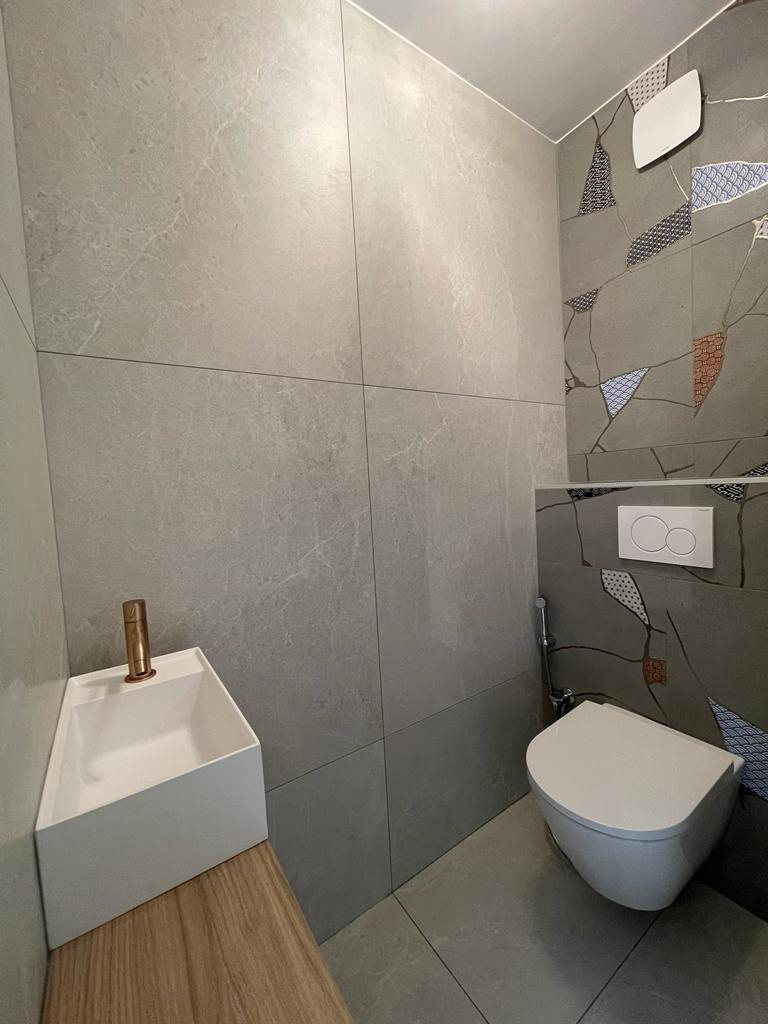 WC suspendu avec habillage carrelé grand format dans le Var