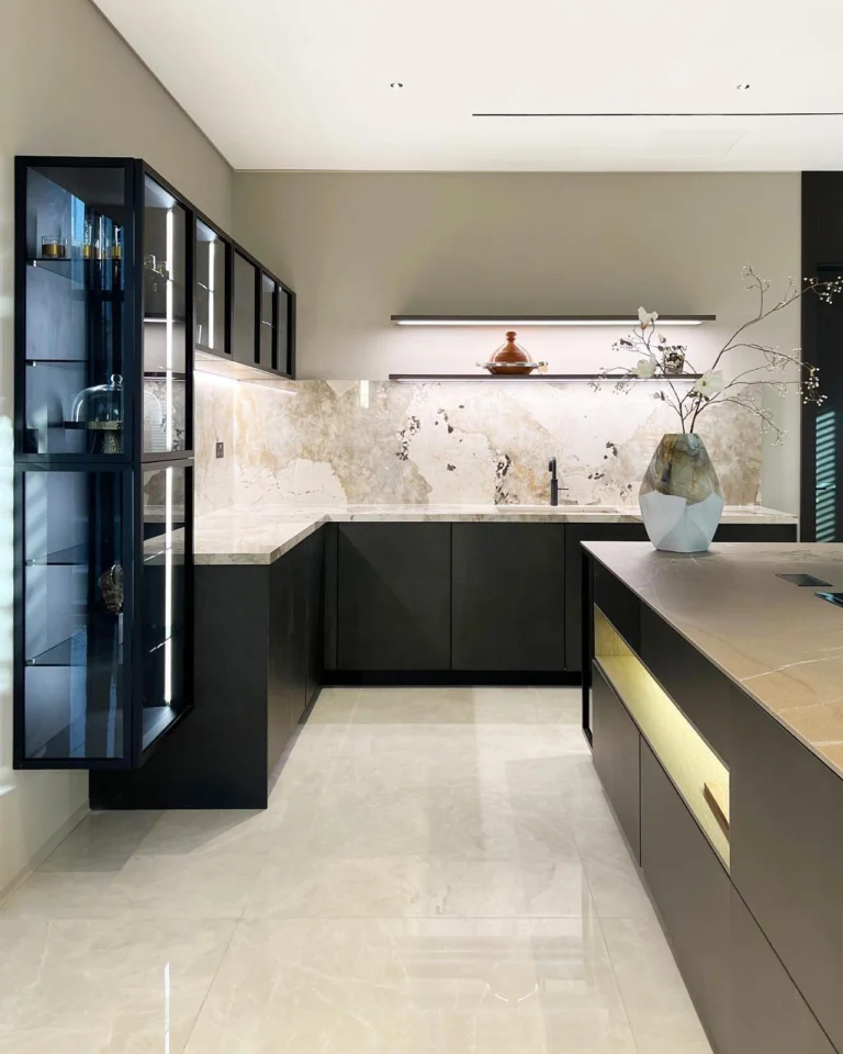 Rénovation intérieure, cuisine moderne dans le VAR