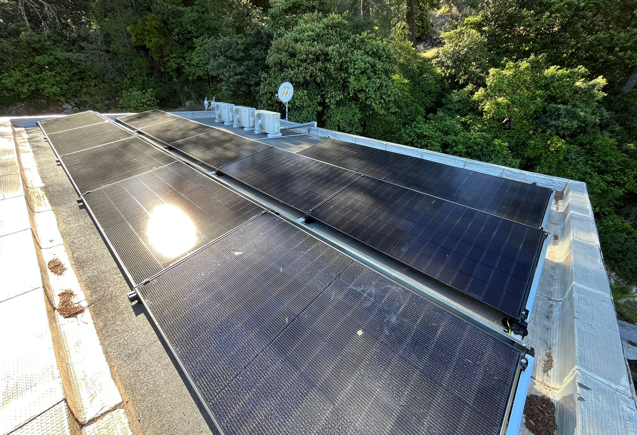 Installation climatiseur et panneaux photovoltaïques