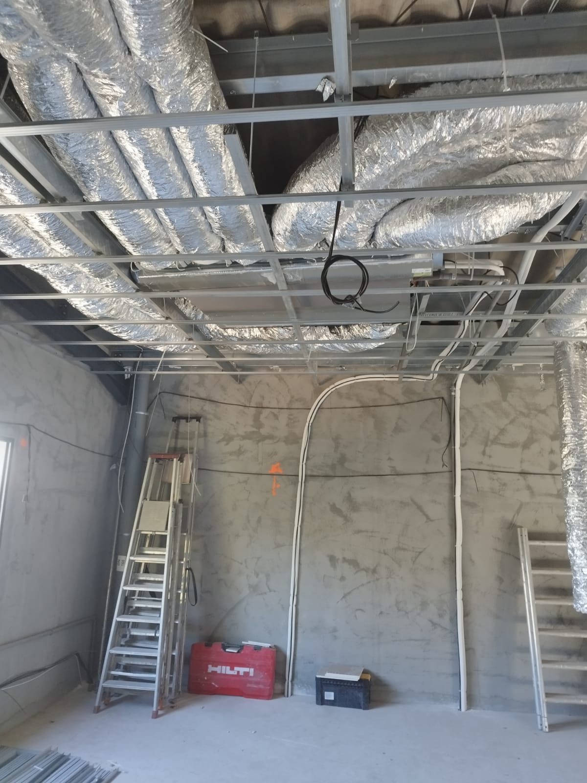 Installation de gaines pour climatiseur 