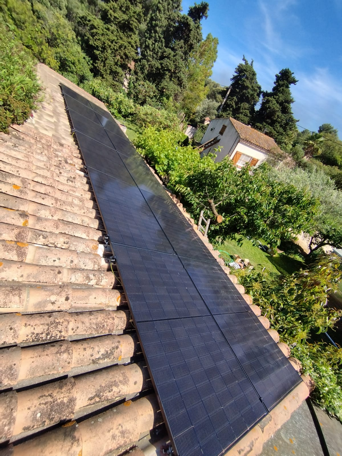Pose de panneaux photovoltaïques dans une villa