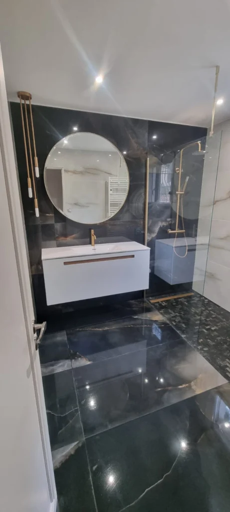 Installation de la plomberie d'une salle de bain dans le Var
