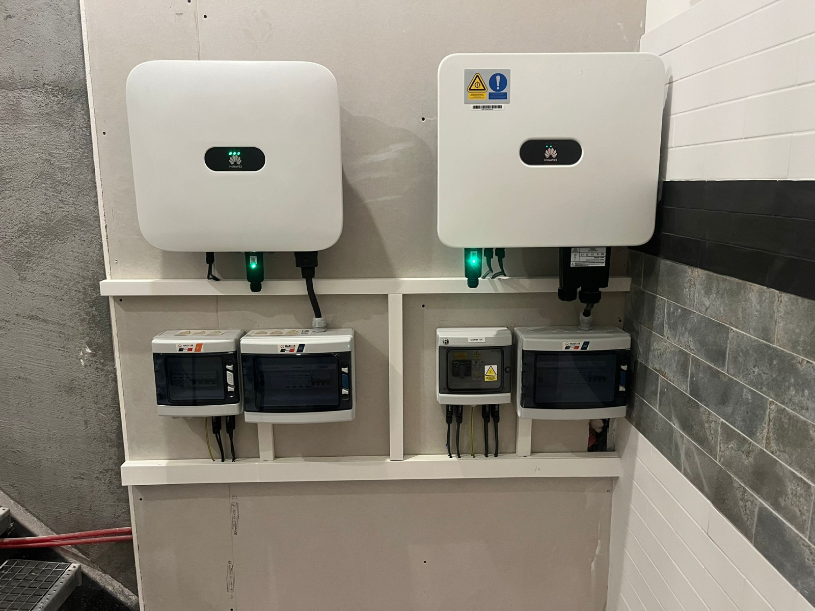 Panneau de raccordement électrique pour les panneaux photovoltaïques