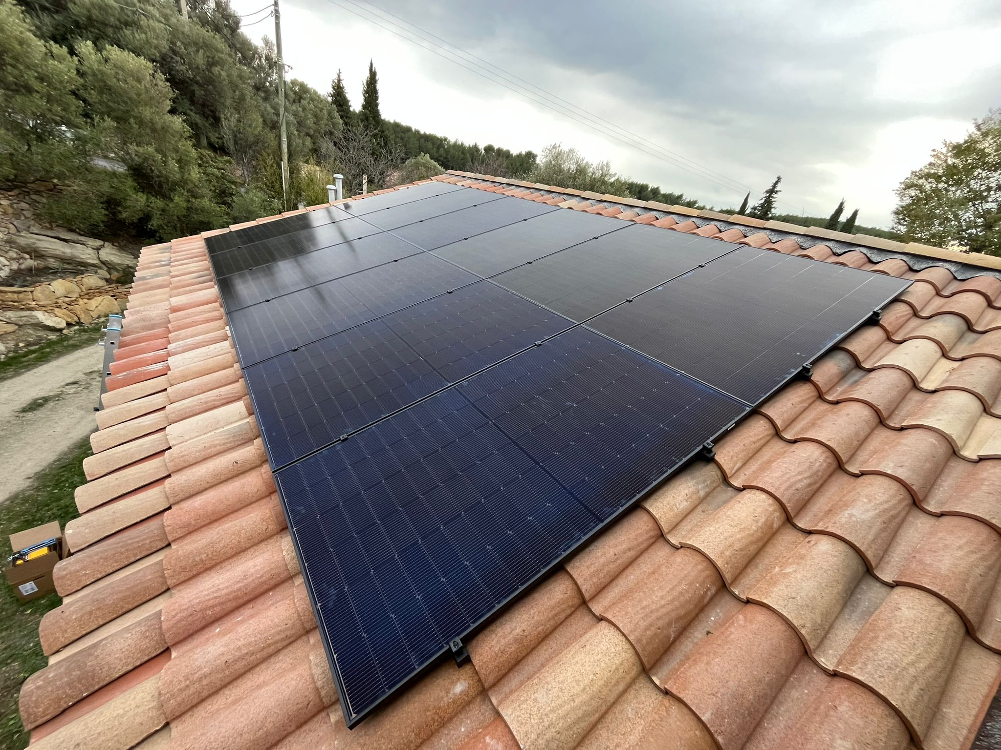 Panneaux photovoltaïques sur toit de villa à La Seyne-sur-Mer
