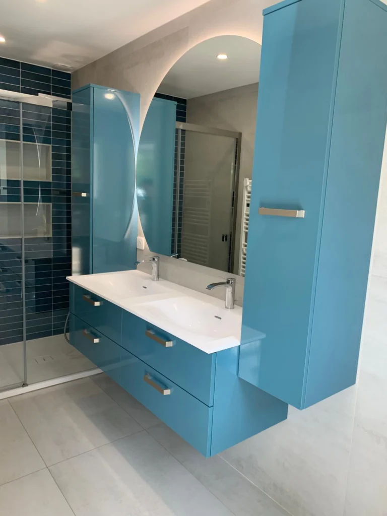 Carreleur du Groupe Delaud en pose de faïence murale dans une salle de bain à La Seyne-sur-Mer