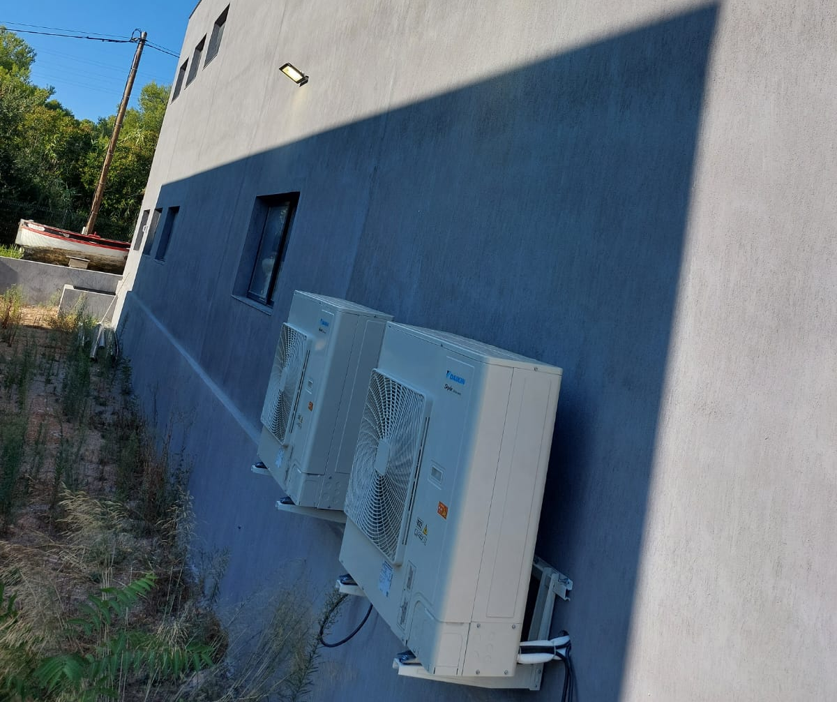 Panneaux photovoltaïques sur toit de villa à La Seyne-sur-Mer