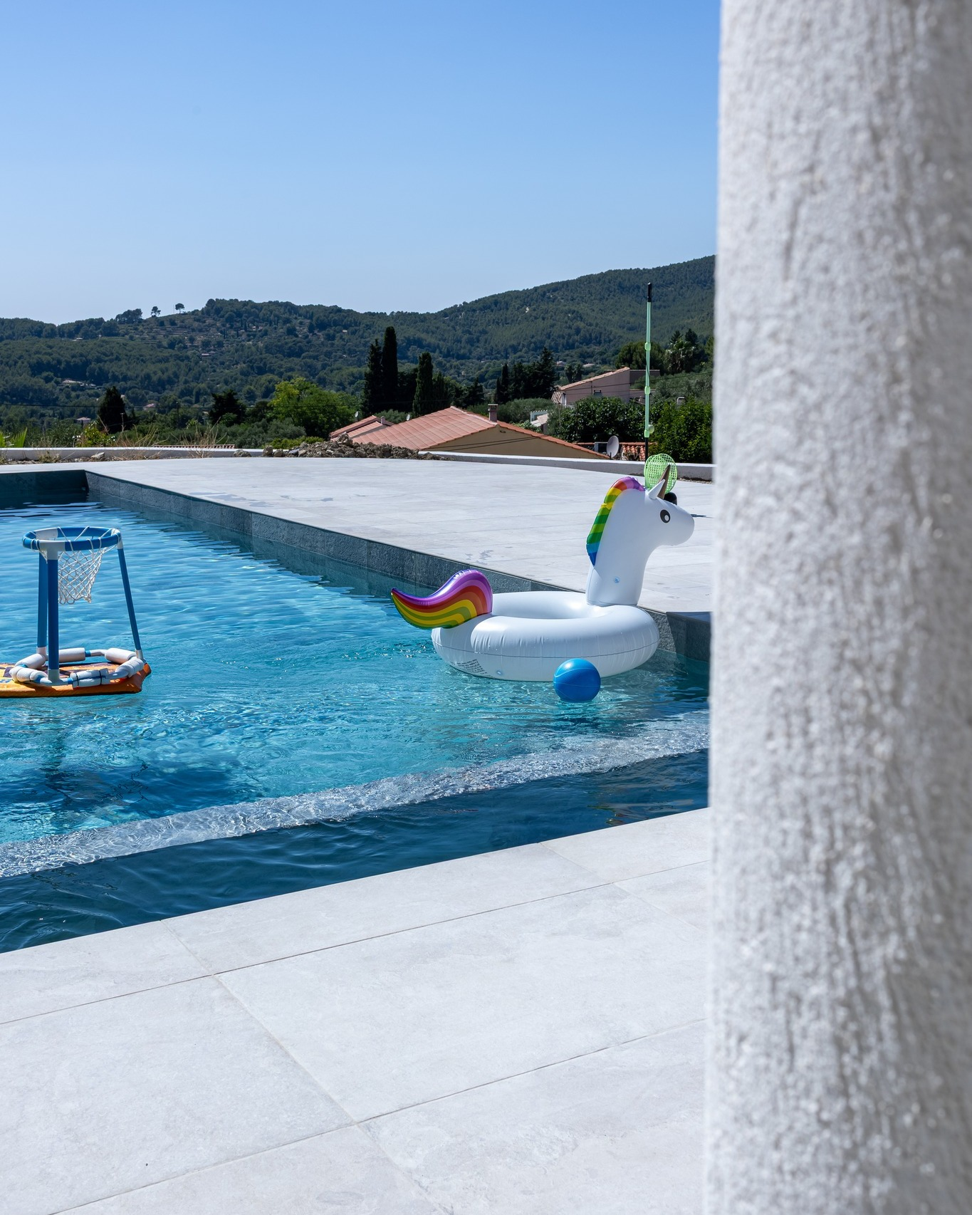 Piscine &eacute;quip&eacute;e d'un local technique entretenu par le Groupe Delaud &agrave; Six-Fours dans le Var