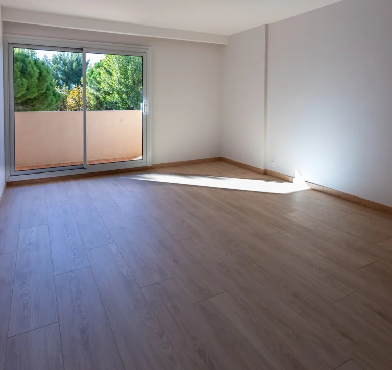 Pose de parquet dans un salon rénové par le Groupe Delaud