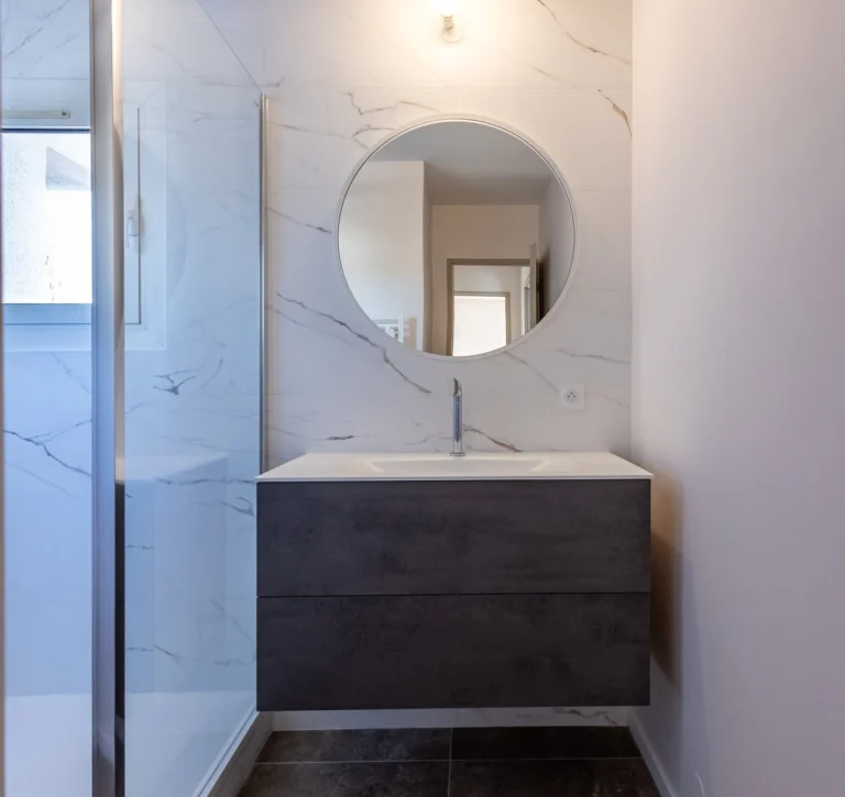 Salle de bain rénovée par le Groupe Delaud dans le Var, douche à l'italienne et carrelage grand format