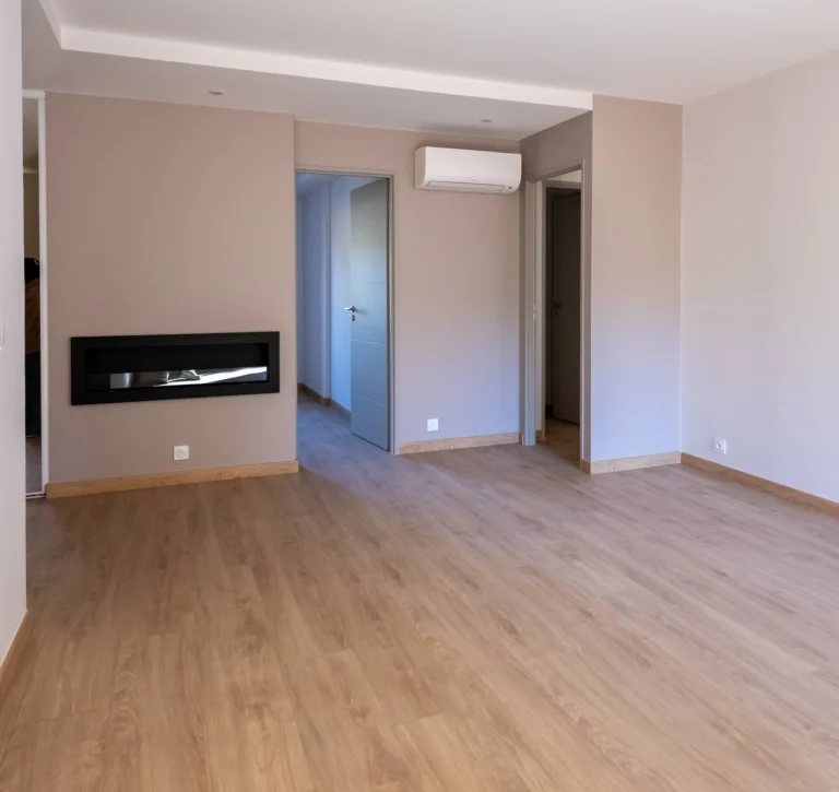 Salon rénové et réaménagé par le Groupe Delaud dans le Var