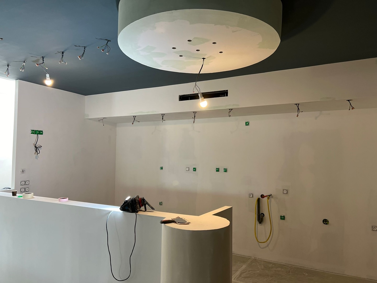 Cuisine rénover à neuf, pose carrelage sols et murs, ameublement à La Seyne dans le Var