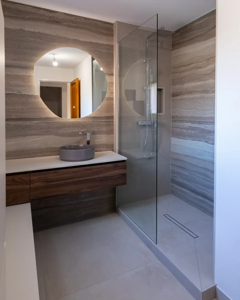 Pose d'un receveur extra-plat dans un appartement à Toulon