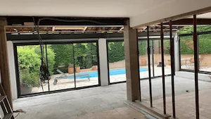 Installation d'un faux plafond suspendu sur ossature métallique