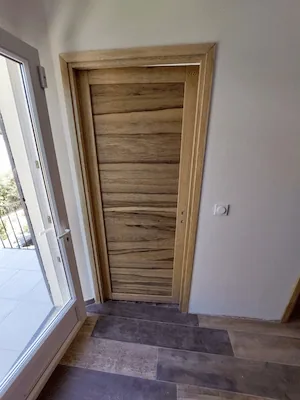 Pose de blocs portes intérieurs en fin de chantier de plâtrerie