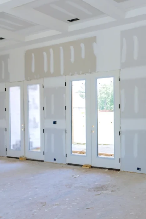 Chantier de pose de placo et faux plafond à Toulon par le Groupe Delaud