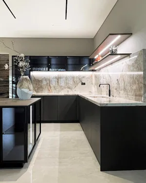Pose de carrelage grand format dans une salle de bain ou une cuisine dans le Var
