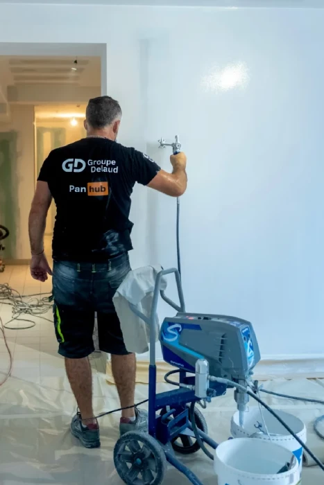 Chantier de peinture intérieure et préparation des murs à Toulon par le Groupe Delaud