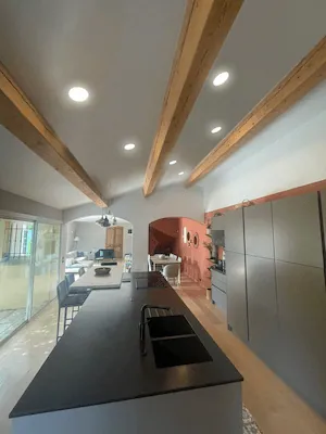 Aménagement intérieur global, pose de revêtements de sols et peinture