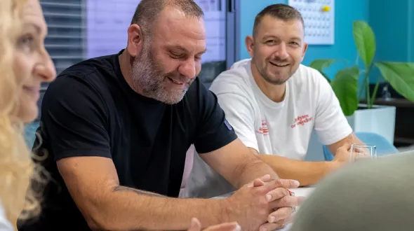 Technicien Groupe Delaud réalisant l'audit thermique et le dimensionnement d'un climatiseur à Toulon