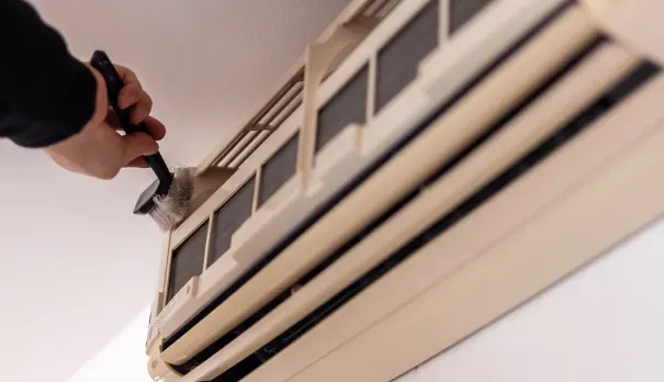 Technicien Groupe Delaud réalisant le nettoyage et la désinfection d'un climatiseur à Toulon