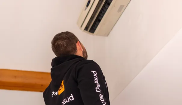 Contrôle d'étanchéité des fluides d'une pompe à chaleur air-air par le Groupe Delaud