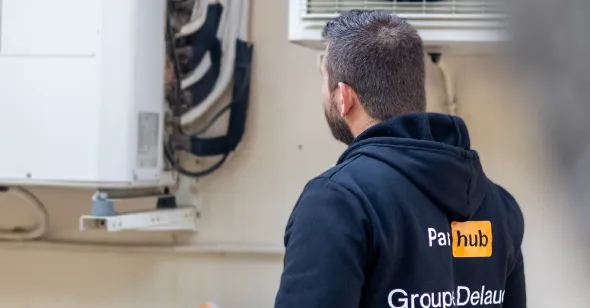 Vérification des écoulements des condensats sur un climatiseur réversible par un frigoriste dans le Var