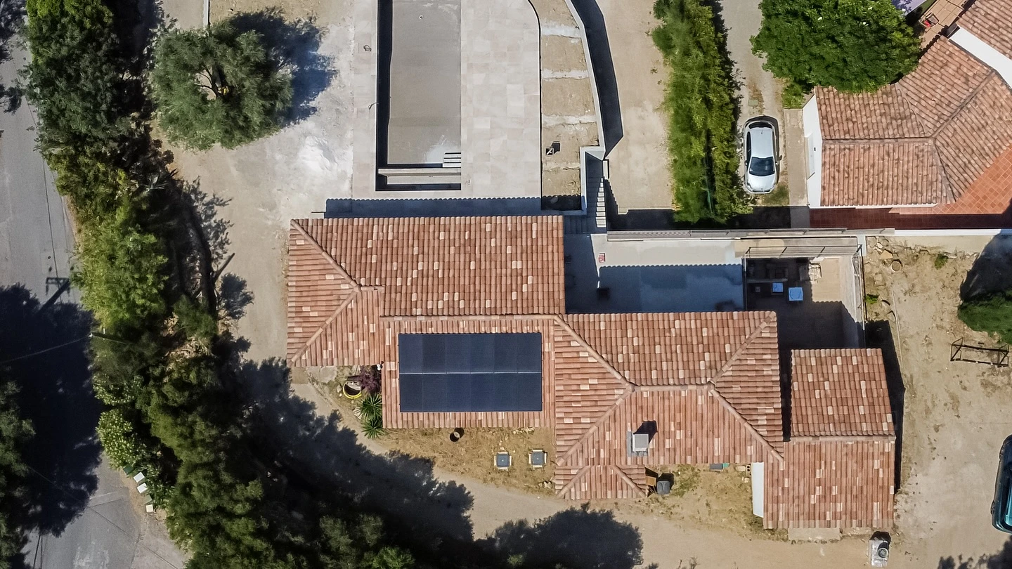Installation de panneaux solaires sur toiture maison - Vue drone dans le Var