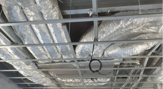 Pose d'une pompe à chaleur avec système gainable invisible dans un faux plafond dans le Var