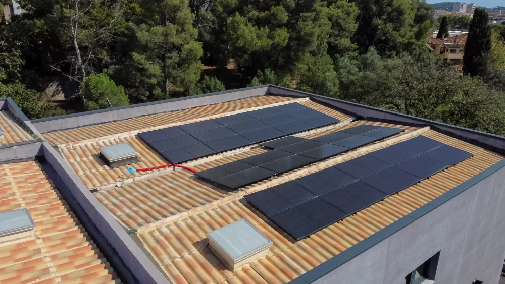 Pose de panneaux solaires sur toit plat avec bacs lestés
