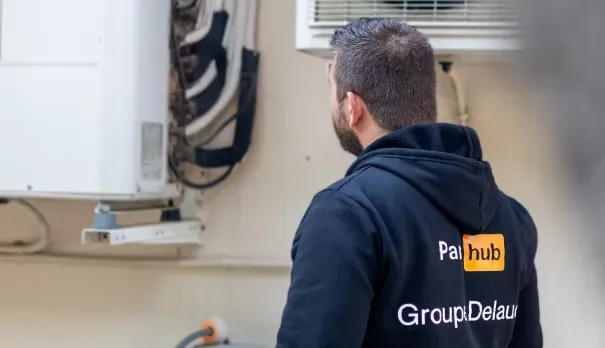 Technicien Groupe Delaud réalisant la visite de maintenance annuelle d'une pompe à chaleur à Toulon